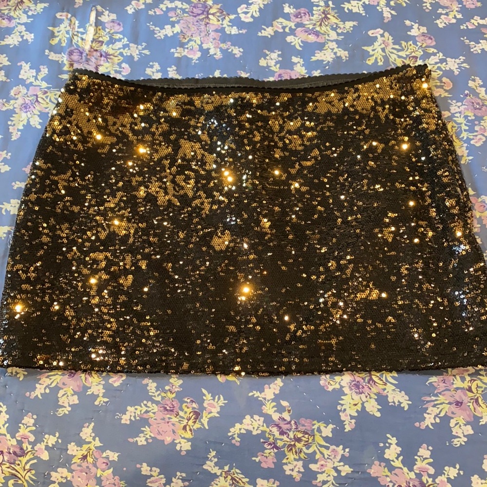 Sequenced black and gold skirt, size LG
